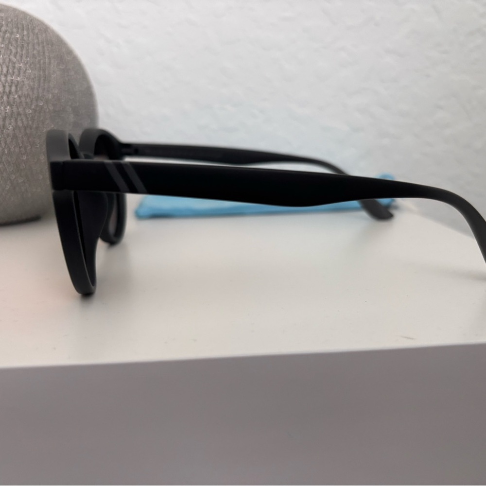 Blenders H2O floating Black Sunglasses with Pink Lenses - Picture 3 of 3